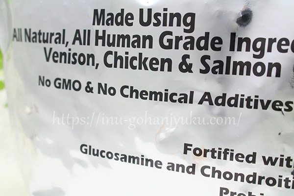「Human Grede Ingrediedt（人が食べられる品質）」「No GMO（非遺伝子組み換え）」「No Chemical Additives（人工添加物不使用）」と、しっかり表されています！
